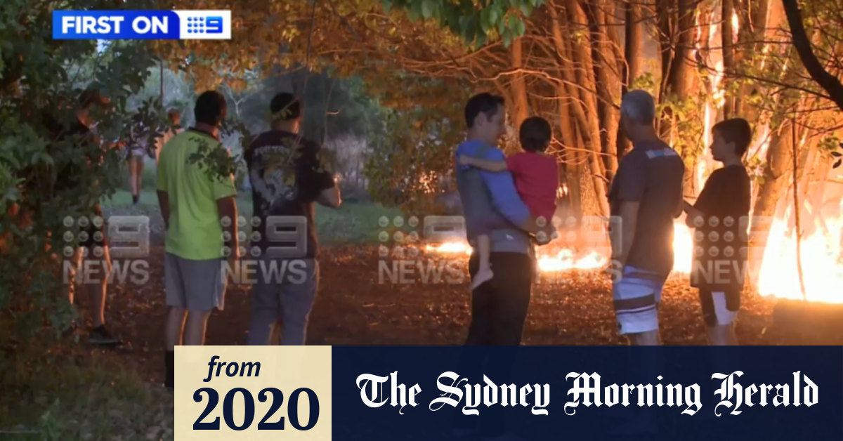 Video Thick smoke blankets Gold Coast after Carrara grassfire